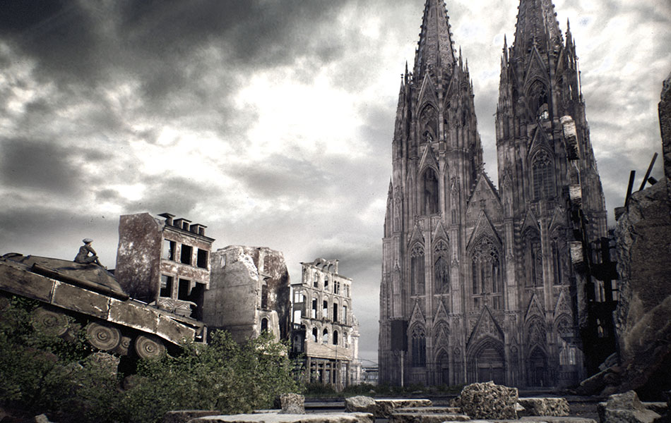 Zerstörte Gebäude und ein Panzer mit Jungen drauf vor dem Kölner Dom nach einem Luftangriff.