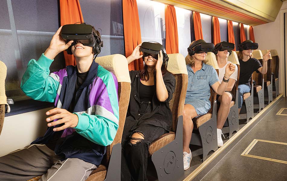 junge Menschen tragen eine VR-Brille