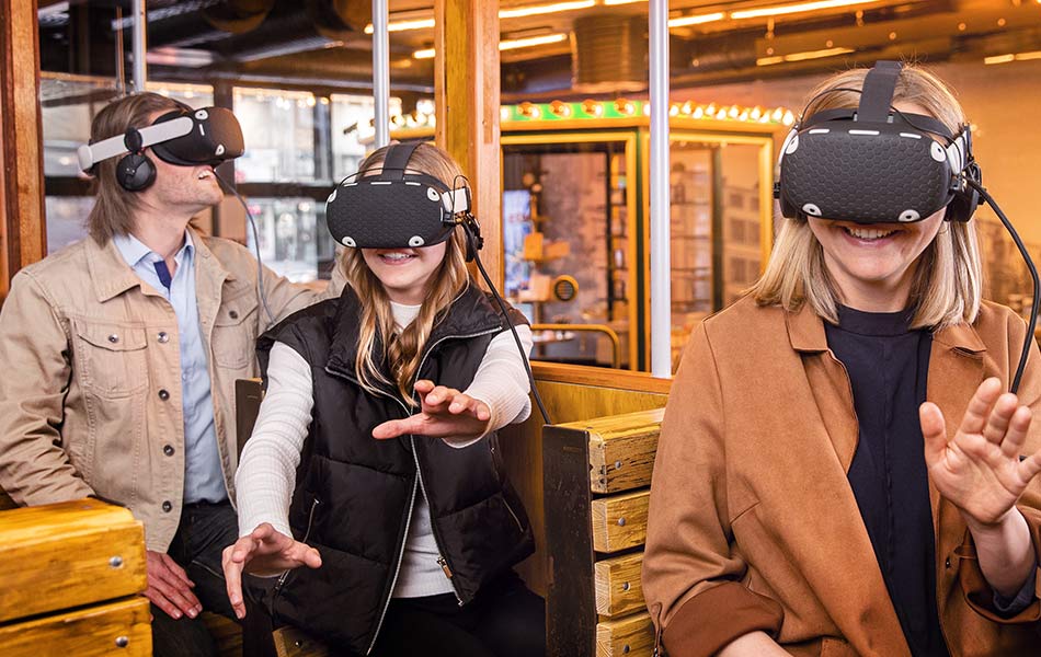 Familie erlebt mit VR-Brillen eine virtuelle Zeitreise.